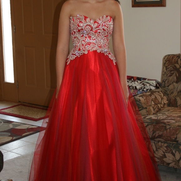 Tony Bowls Like New Beutiful Red Prom Dress, Size 2 - Picture 16 of 16